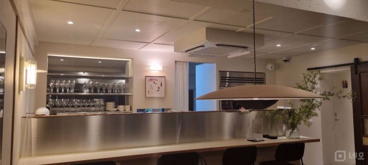 모던 인테리어 완비된 금호동3가 와인샵 매물의 1번째 사진