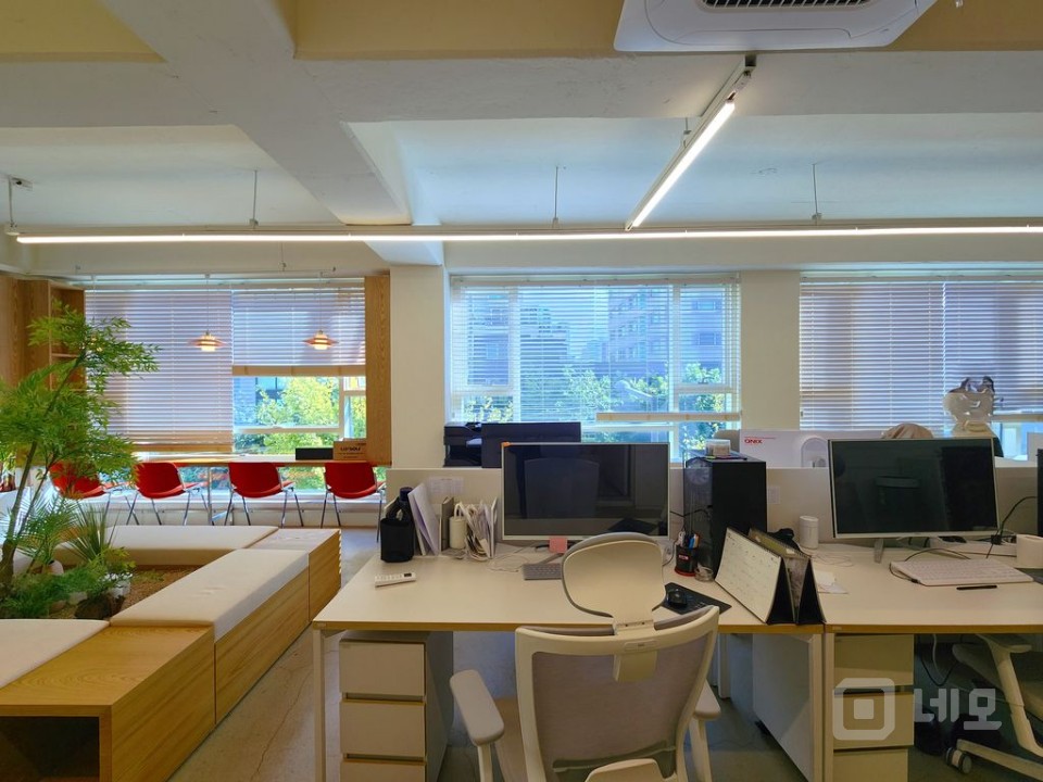 카페 감성 가득한 오피스, 창밖으로 녹음이 펼쳐지는 공간 매물의 2번째 사진