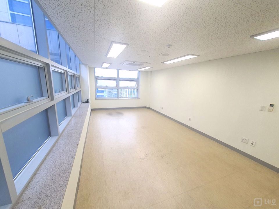 실매물만 광고하는 넘버원부동산 l 주차1대  코너양창 대로변 뷰 사무실 매물의 3번째 사진