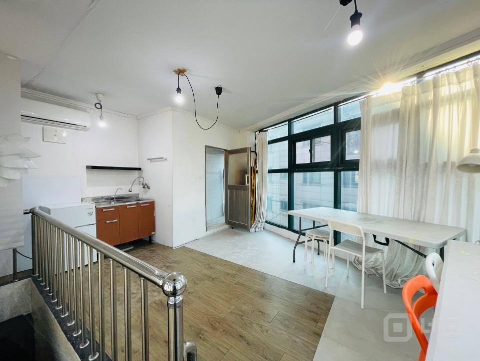 RICH 무권리 .망원역10분 .대로변코너 .노출좋음 .채광굿 .3층 매물의 4번째 사진