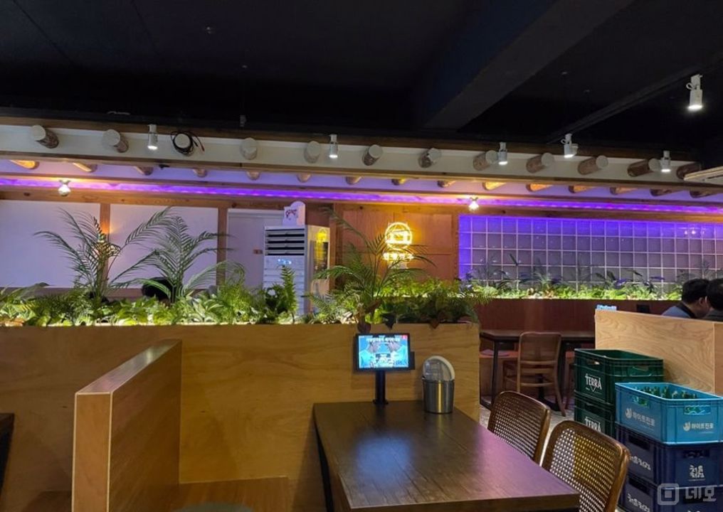 유동 인구 많은, 노량진역 앞 먹자골목에 위치한 1층 호프집 매물의 1번째 사진