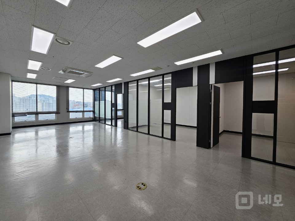 실30평 룸2개 탕비실 인테리어 깔끔, 가성비 좋은 사무실 임대 매물의 2번째 사진