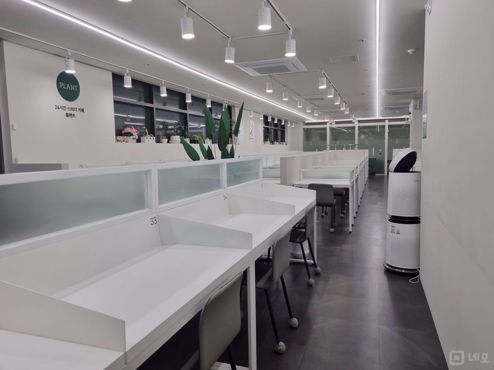 향동동 고등학교 바로 옆에 위치한 깔끔한 스터디카페 매물의 1번째 사진