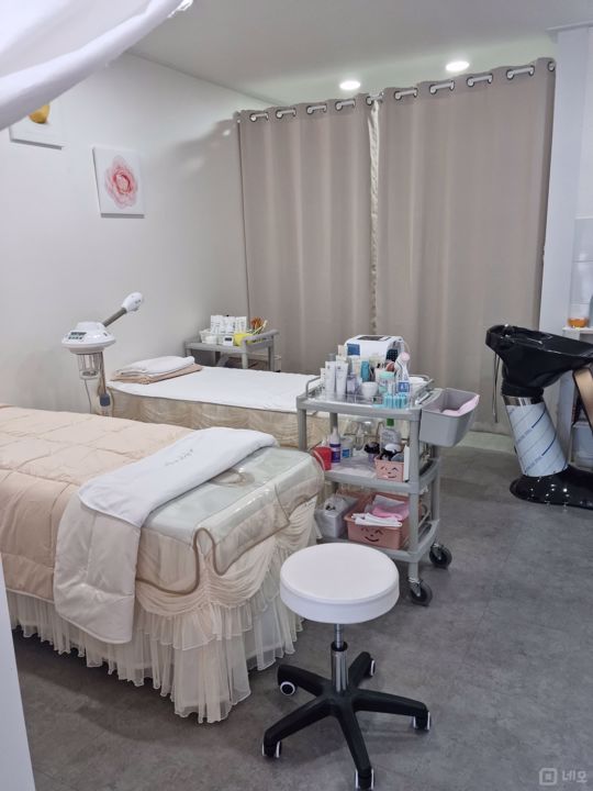 선부역 역세권, 선부동 중심상권, 대단지 아파트 상가 위치한 피부미용샵 매물의 1번째 사진