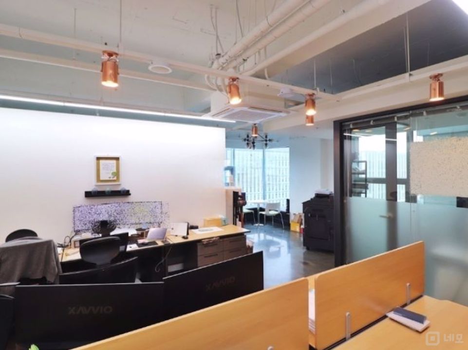 인테리어 완벽설치 입주 협의 가능한 중형 사무실 매물의 4번째 사진