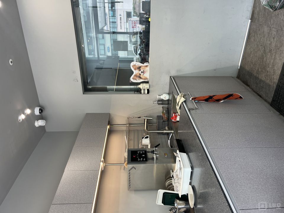 군자역 1번 출구에서 도보 1분 거리에 위치한 1층 상가입니다. 매물의 9번째 사진