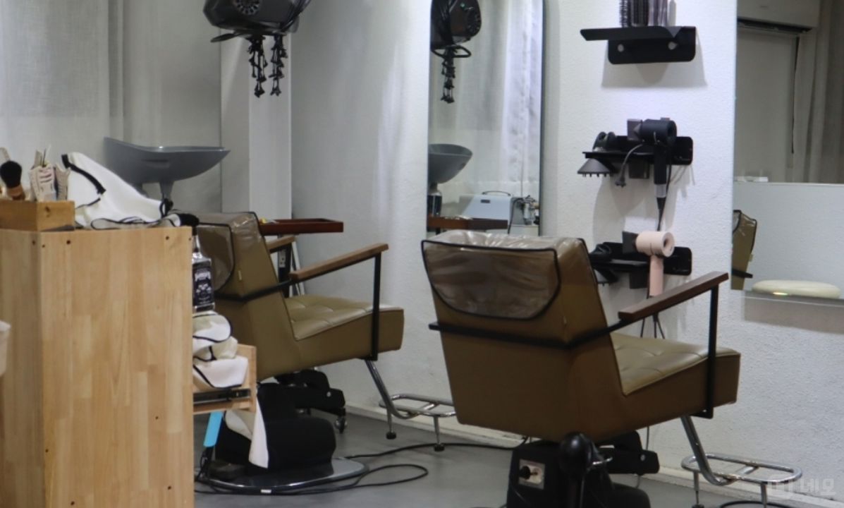 유동인구 많은, 성수동1가 뚝섬역 먹자골목에 위치한 미용실 매물의 3번째 사진