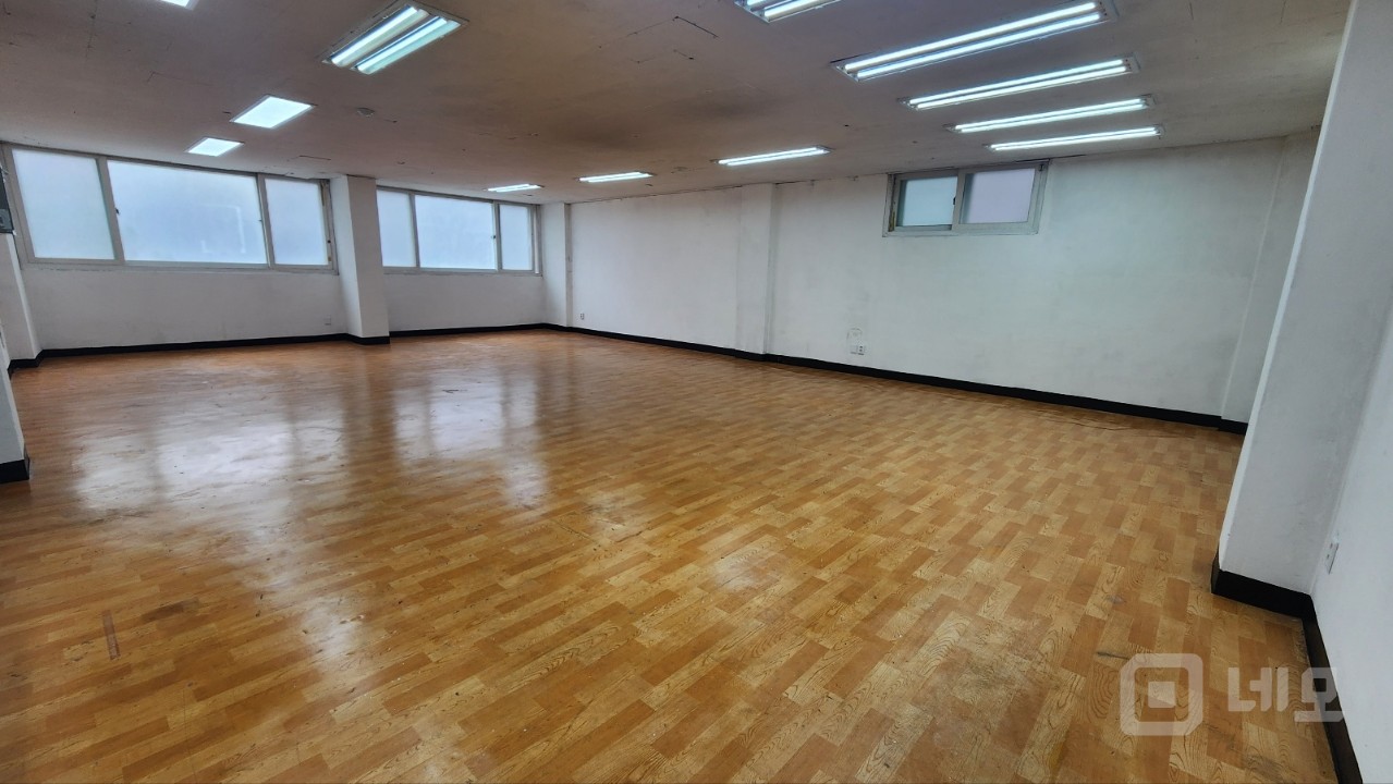 입주청소 완료된 네모 반듯한 상가 사무실 매물의 4번째 사진