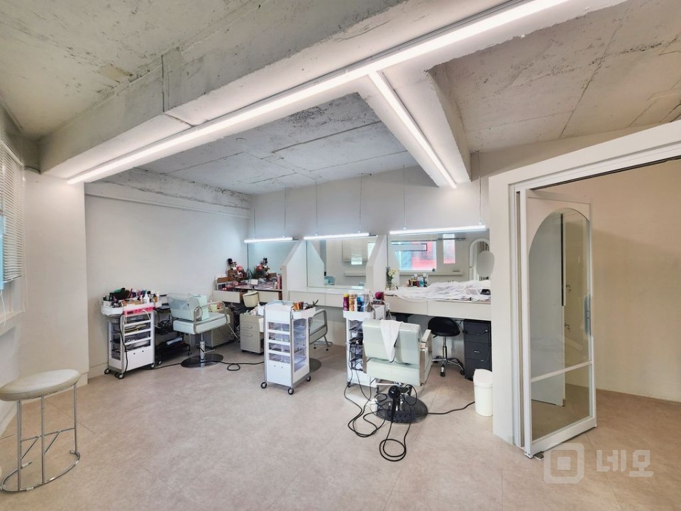 💄신사 세로수길 채광 좋은 뷰티샵💄 매물의 3번째 사진