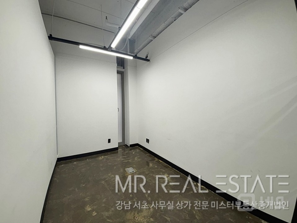 실사진 학동역1분 주차4대 룸9개 S급인테리어 대로변 무권리 매물의 8번째 사진