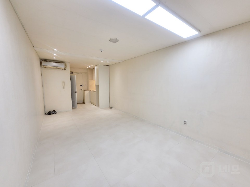 ★화이트 올 리모델링 8평수준의 사무실 매물의 4번째 사진