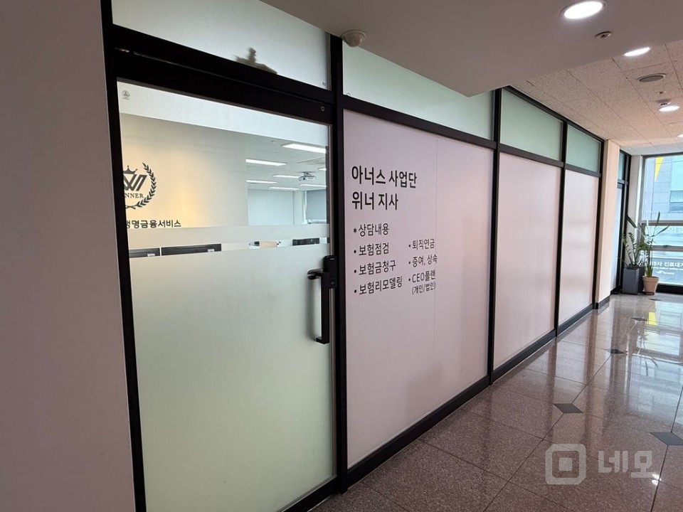 완전 깔끔한 화이트 블랙 사무실 룸 2개 완비 매물의 8번째 사진