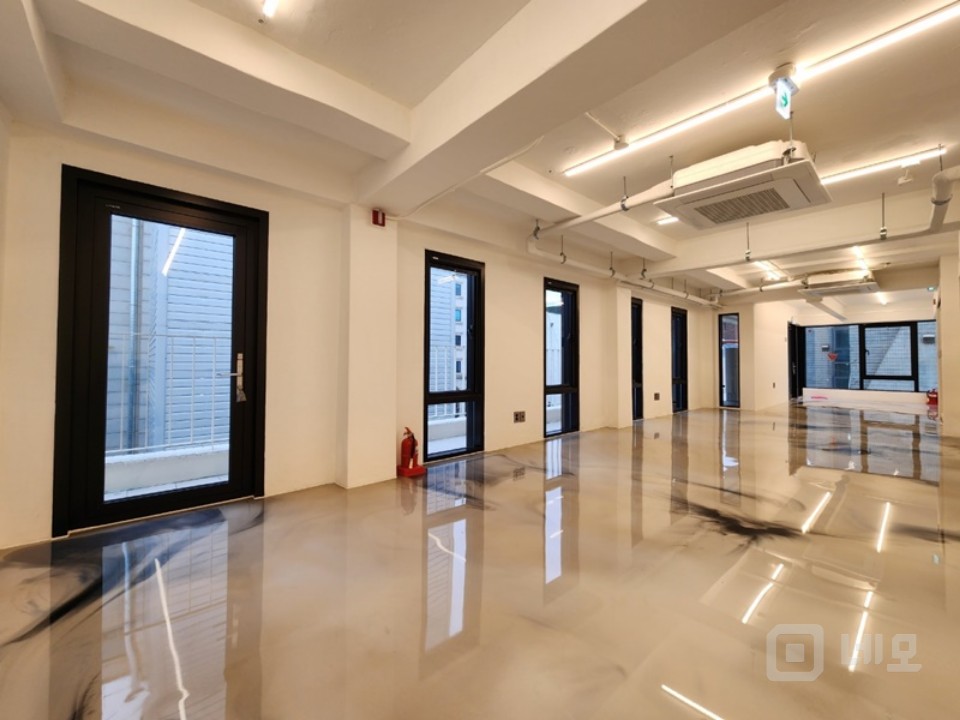 심플한사무실, 매봉역 2분거리 위치 매물의 2번째 사진