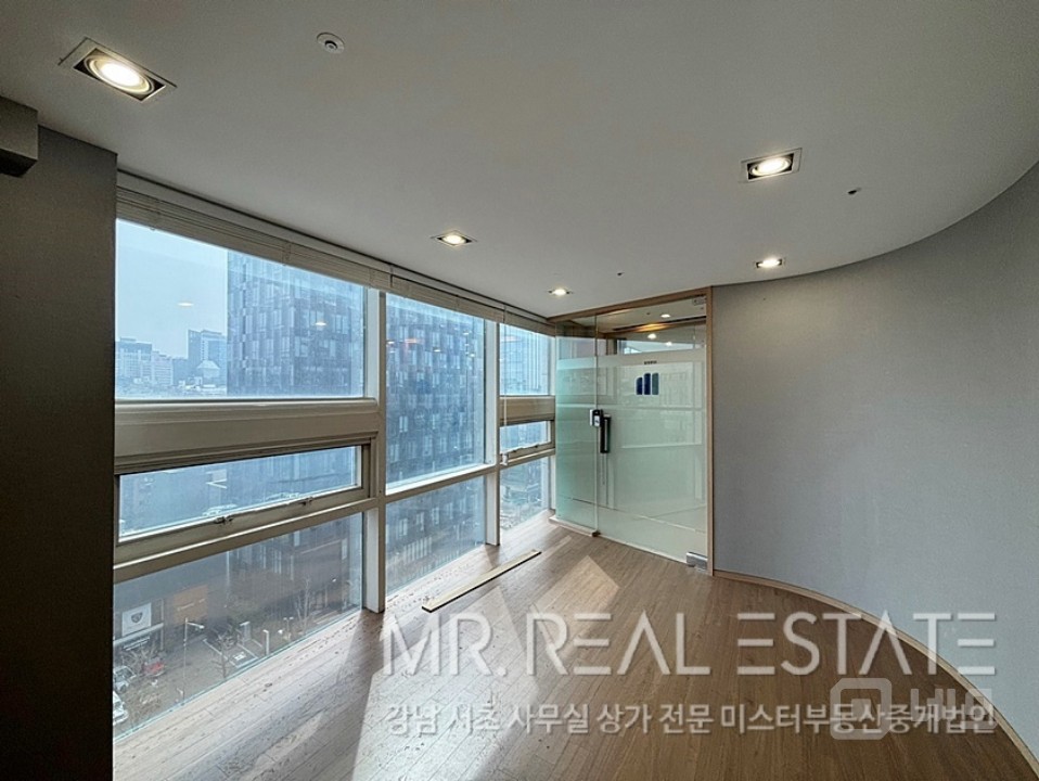 도산대로변건물.고층뷰.교통편우수.내외관컨디션ACE 매물의 8번째 사진