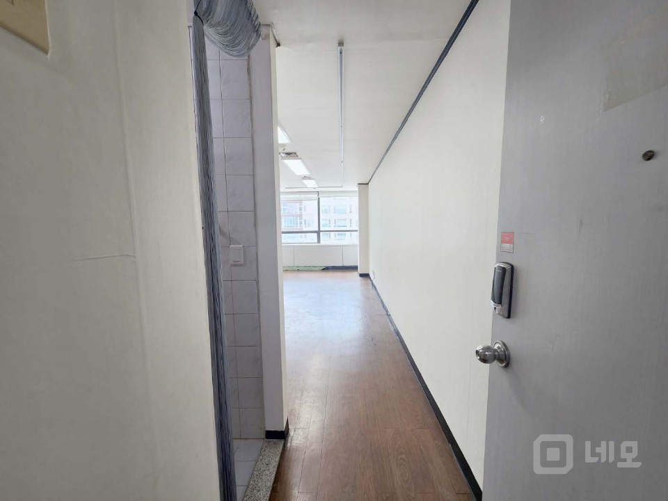 강남역 대로변 인근 8평정도 사무실 입니다.  매물의 5번째 사진