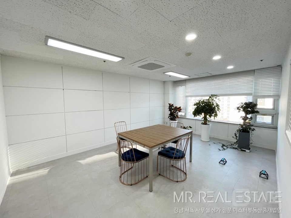 선정릉대로변초역세권 단독층 자주식주차 무권리화이트톤 홀+룸3+탕비 매물의 11번째 사진