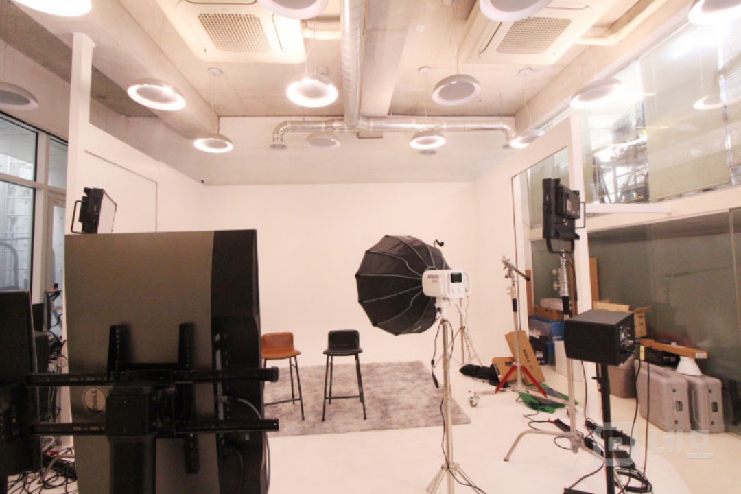 ● 나 스튜디오에요 하는 공간 입니다 ~~ 지하 스튜디오 시설 완비 !! 매물의 8번째 사진