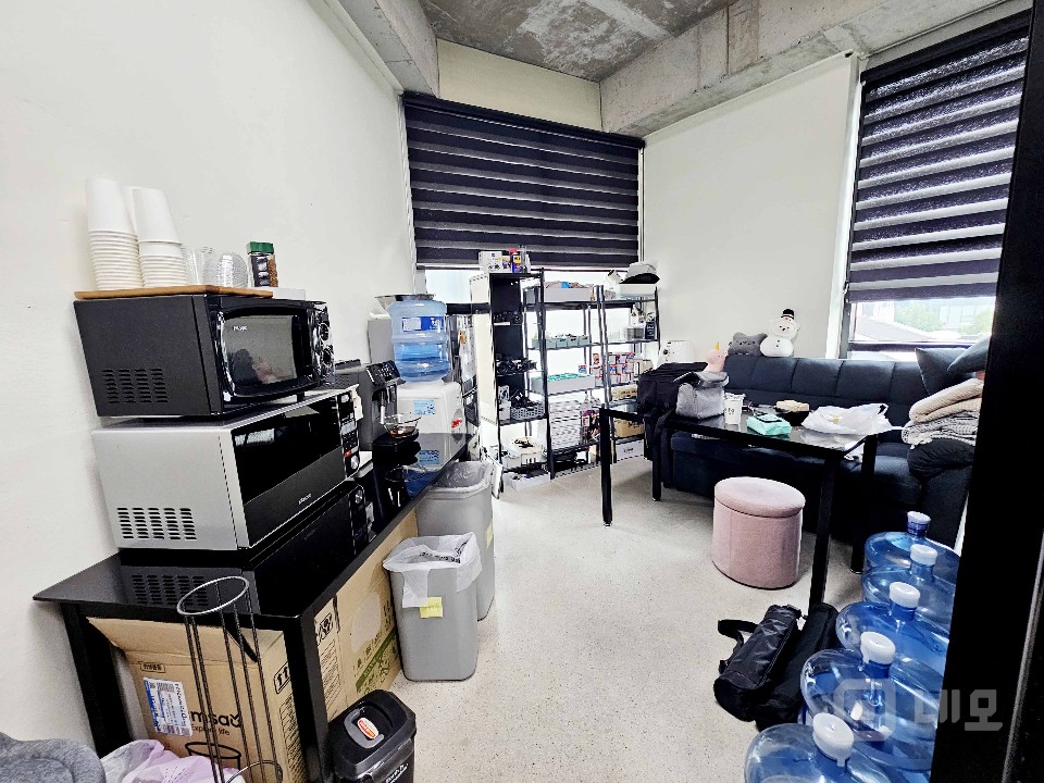 I세븐I 합정역 트렌디한 인테리어 40평대 사무실 매물의 12번째 사진