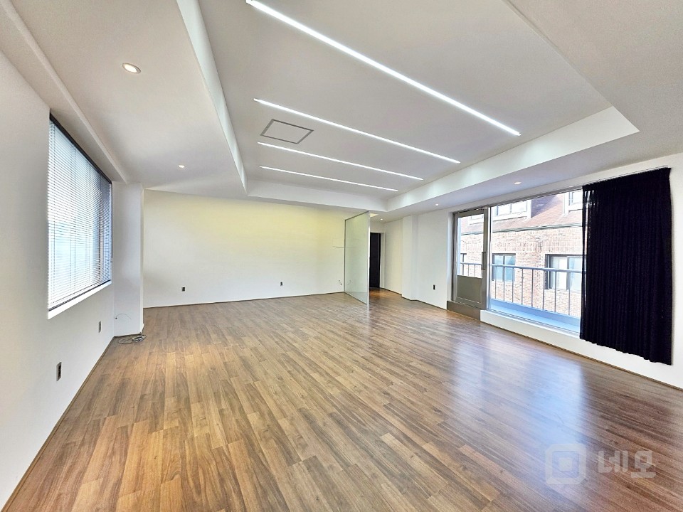 ✅ 장난 아닌 채광 ✅ 장난 아닌 가성비 ✅ 신사동에 이런 곳이? 매물의 10번째 사진