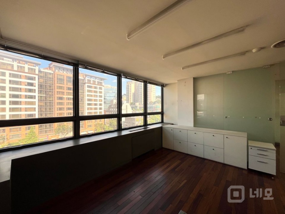 한남오거리 대로변, 최상의 입지, 대형 사무실, 주차 3대 매물의 8번째 사진