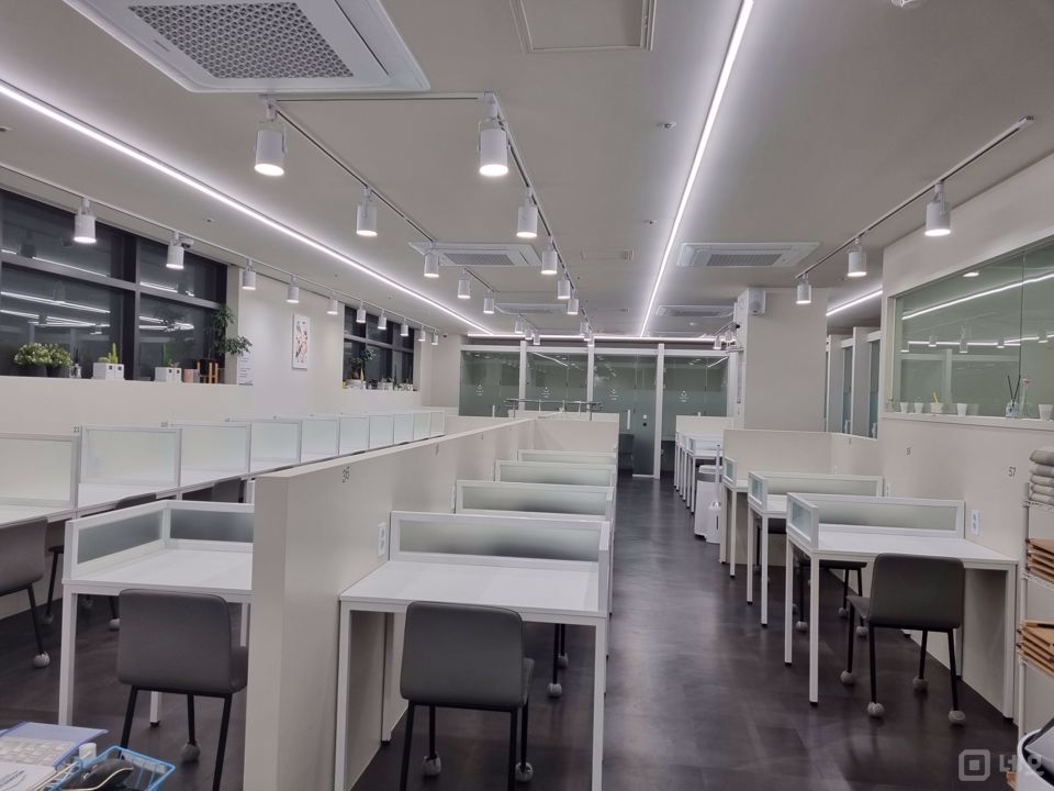 향동동 고등학교 바로 옆에 위치한 깔끔한 스터디카페 매물의 5번째 사진