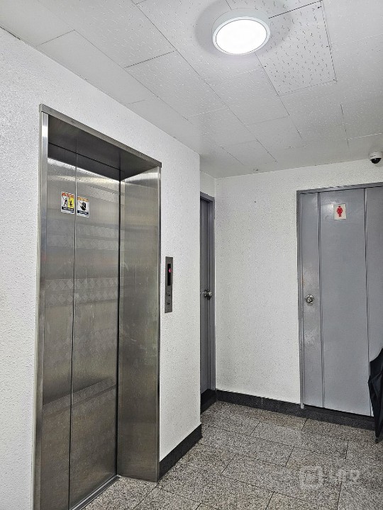 성산동 대로변 가성비 좋은 사무실 임대 매물의 13번째 사진