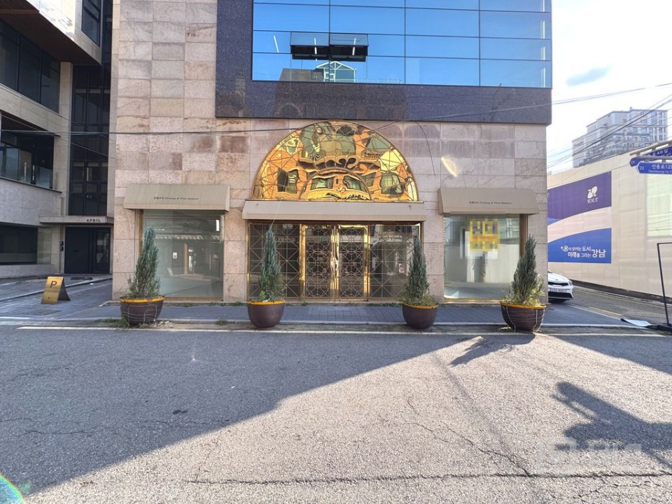 강남구청역 인근에 위치한 가시성,접근성 좋은 무권리! 1층 상가! 매물의 10번째 사진