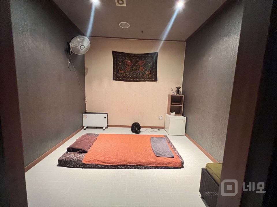 안산 이동 한대앞역 로데오 상권 대로변 2층 상가 마사지 삽임대 매물의 2번째 사진