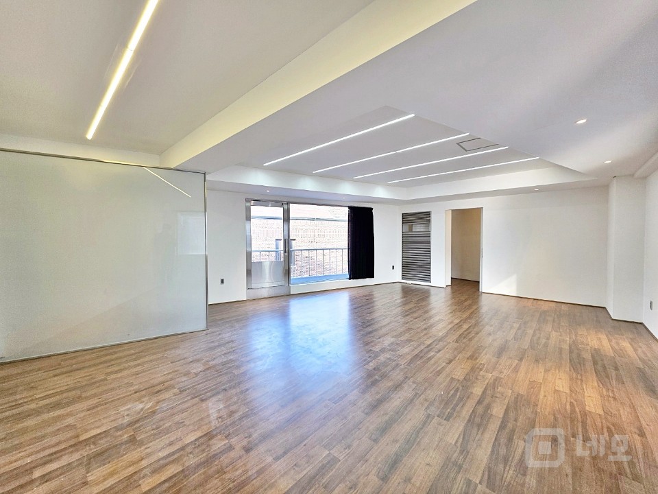 ✅ 장난 아닌 채광 ✅ 장난 아닌 가성비 ✅ 신사동에 이런 곳이? 매물의 2번째 사진