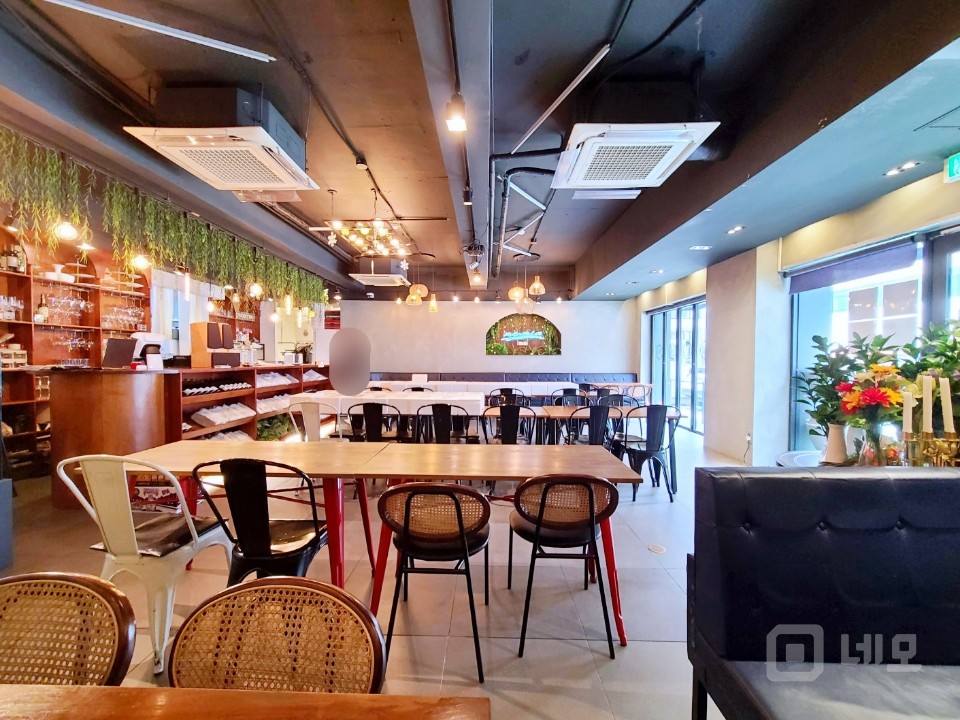 압구정역 메인거리 1층 귀한무권리 /맞은편스타벅스 매물의 4번째 사진