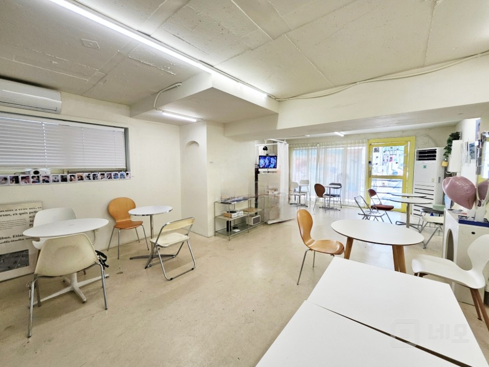 GATE 무권리 유동인구 최강 홍대 레드로드 근처 핵심입지 상가 매물의 1번째 사진