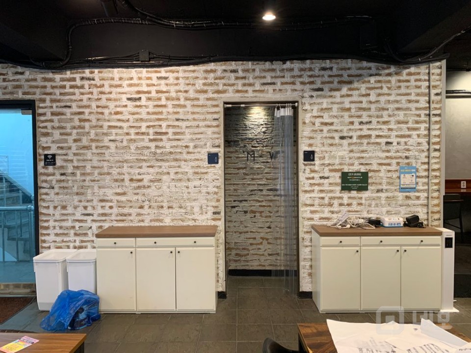 [신촌역 도보 6분] 41평 상가 / 카페·보드카페·파충류샵 추천 매물의 10번째 사진