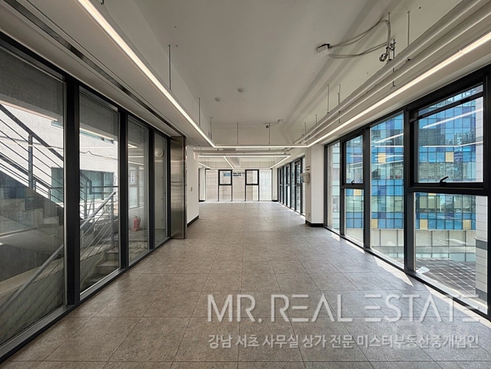 실사진.강남역.역세권.통창.홀딩도어.디자인건물 매물의 4번째 사진