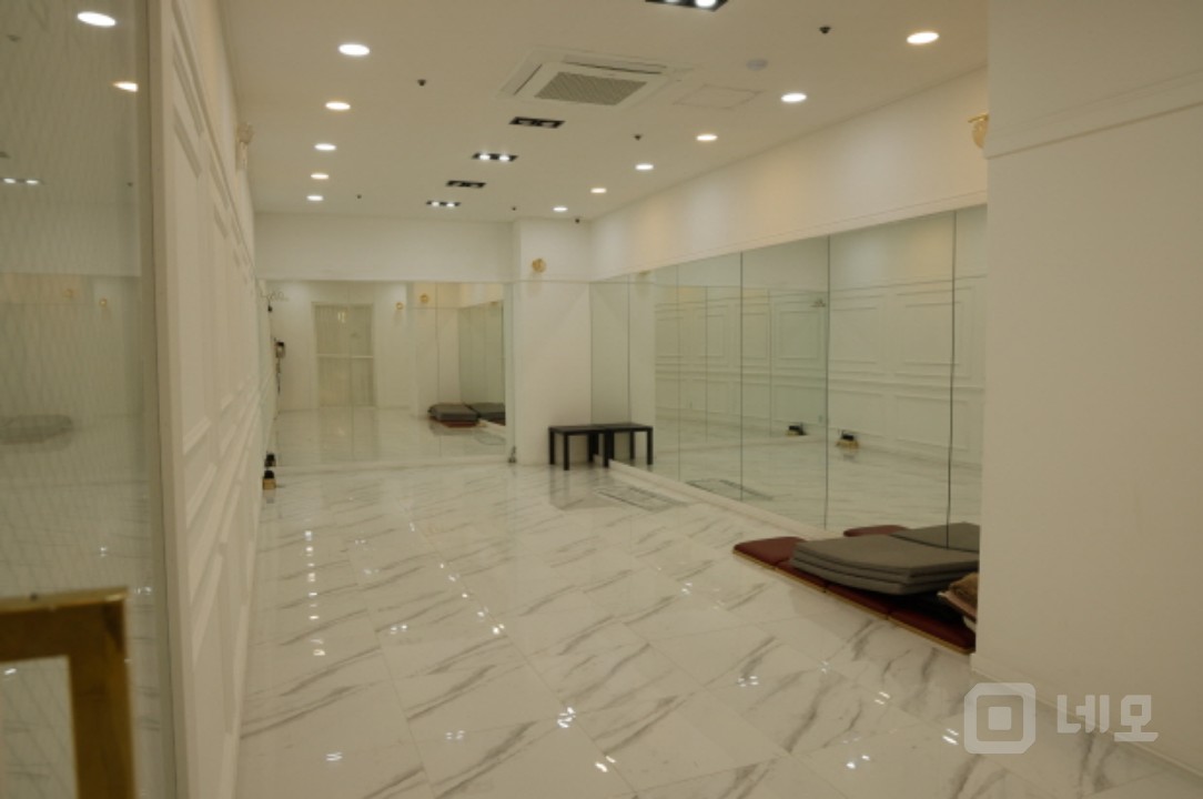 깔끔한 인테리어에 넒은공간을 활용할수 있는 건물입니다. 매물의 2번째 사진