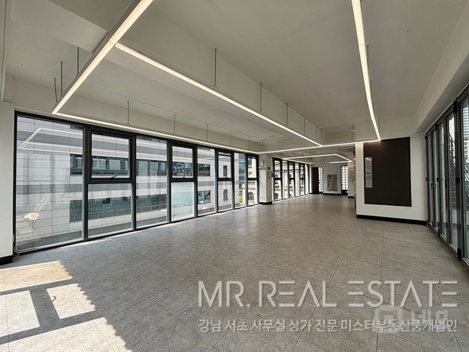 실사진.강남역.역세권.통창.홀딩도어.디자인건물 매물의 2번째 사진