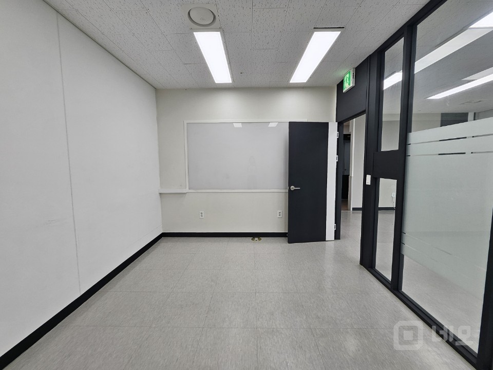 실30평 룸2개 탕비실 인테리어 깔끔, 가성비 좋은 사무실 임대 매물의 5번째 사진