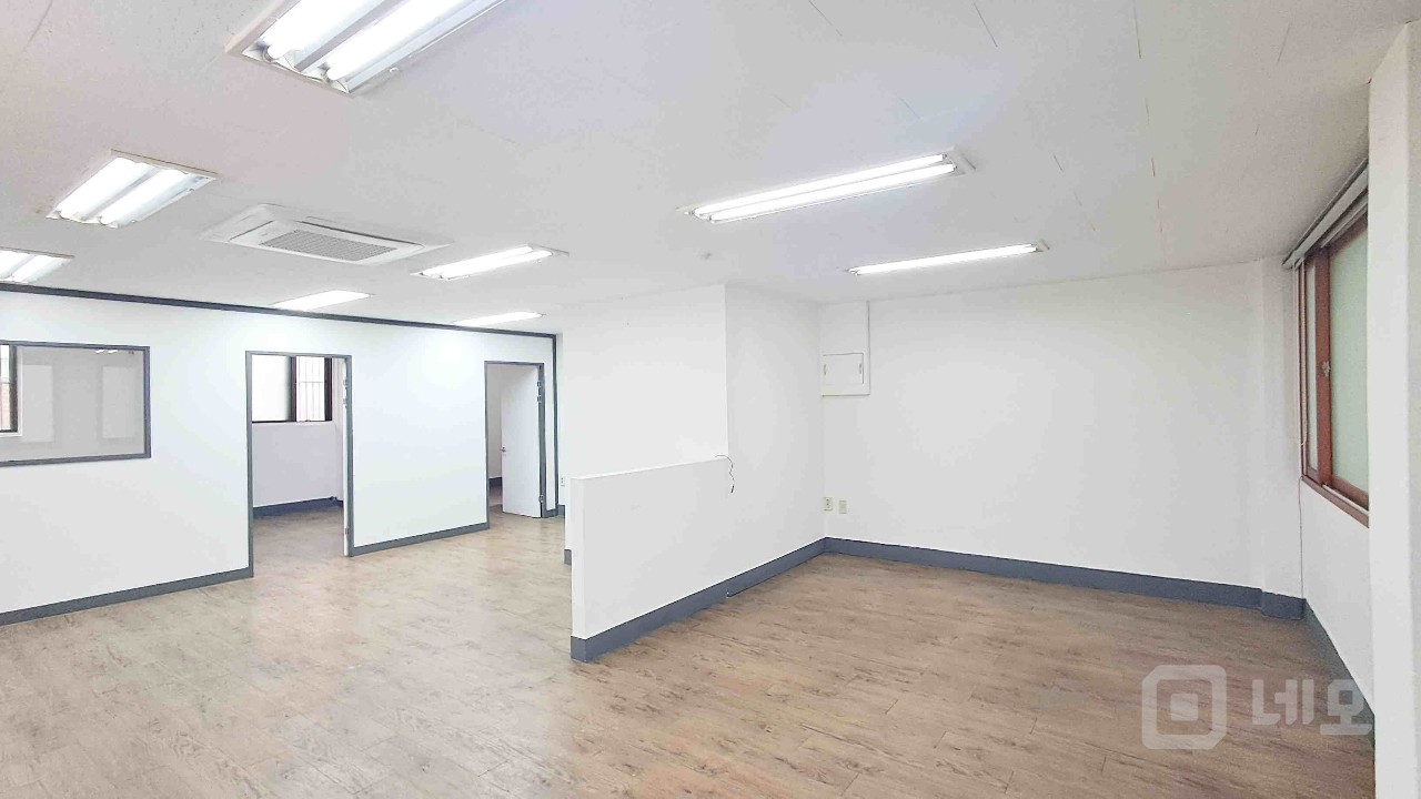 🏙️ [홍대입구역 인근] 합리적 임대료 & 주차 가능! 매물의 3번째 사진