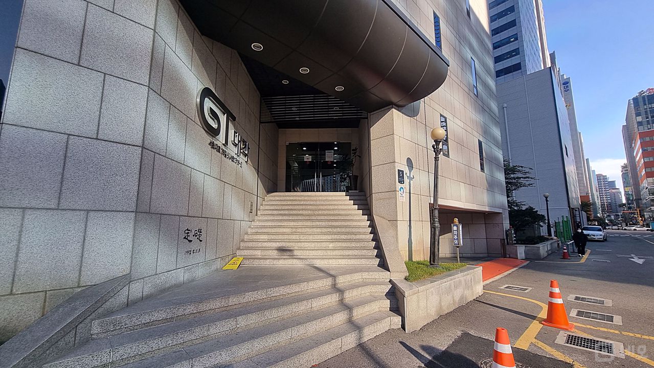 강남역 사거리 코너에 위치한 랜드마크 건물 사무실 매물의 3번째 사진