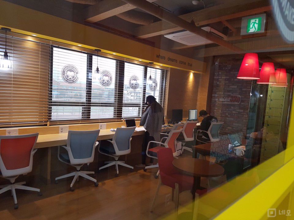 지하철역 1분 거리에 위치한 초역세권 독서실 매물의 5번째 사진