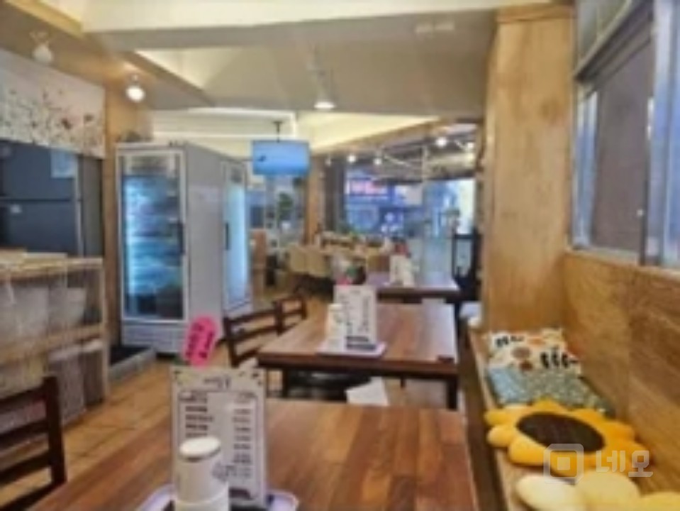 사거리 코너 마을버스 정류장 바로 앞 매물의 2번째 사진