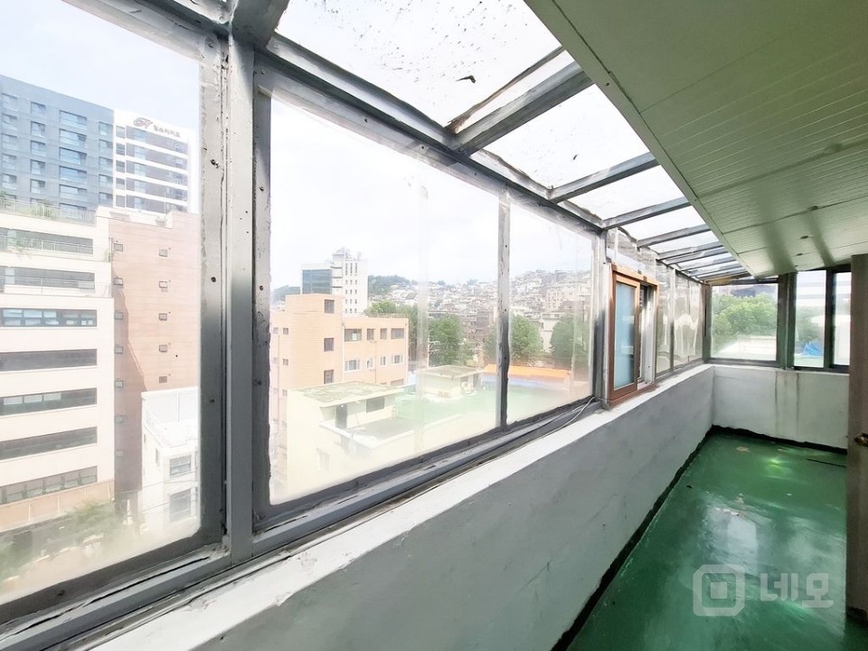 🏢✨ 종로 충신동, 발코니 포함 넓은 사무실 임대! 🚇 매물의 6번째 사진