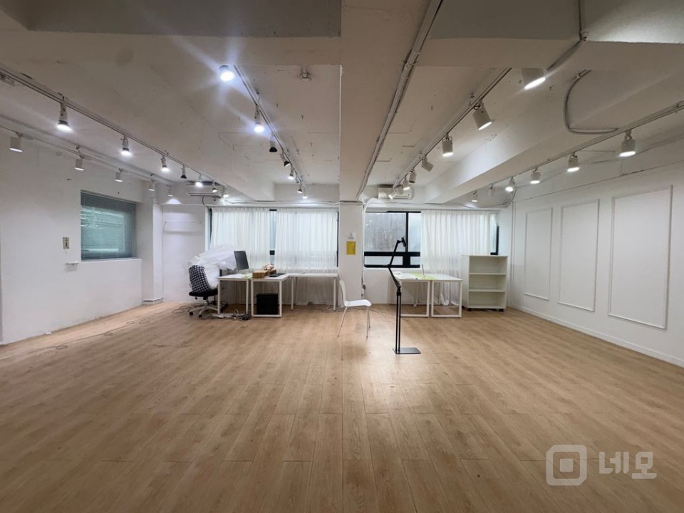 신사역3분 화이트노출천장 레일조명 깔끔가성비사무실 매물의 2번째 사진