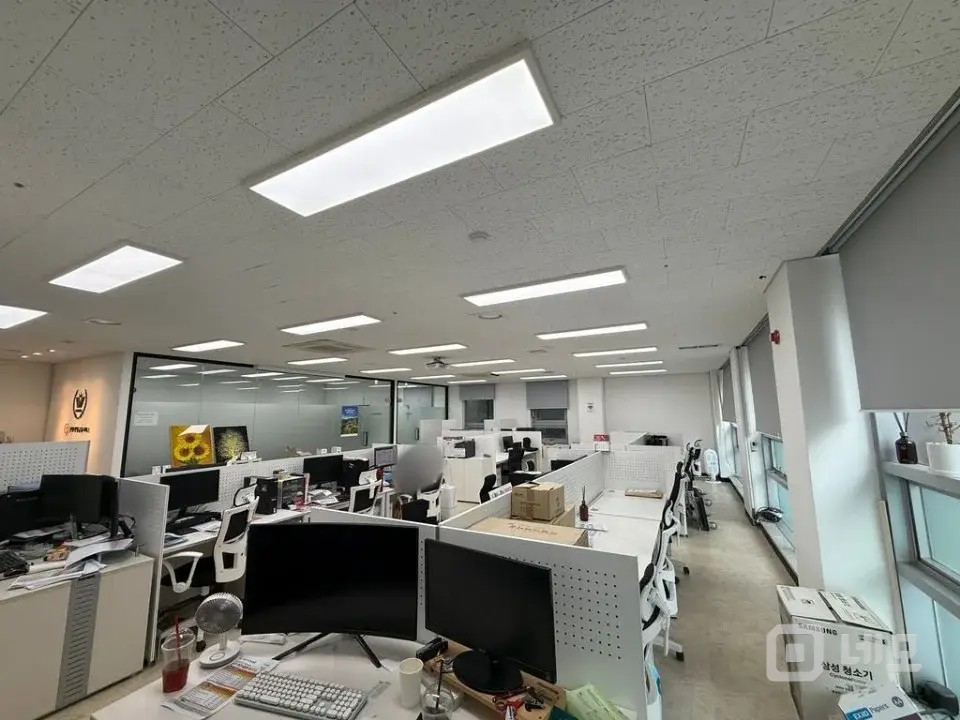 완전 깔끔한 화이트 블랙 사무실 룸 2개 완비 매물의 4번째 사진