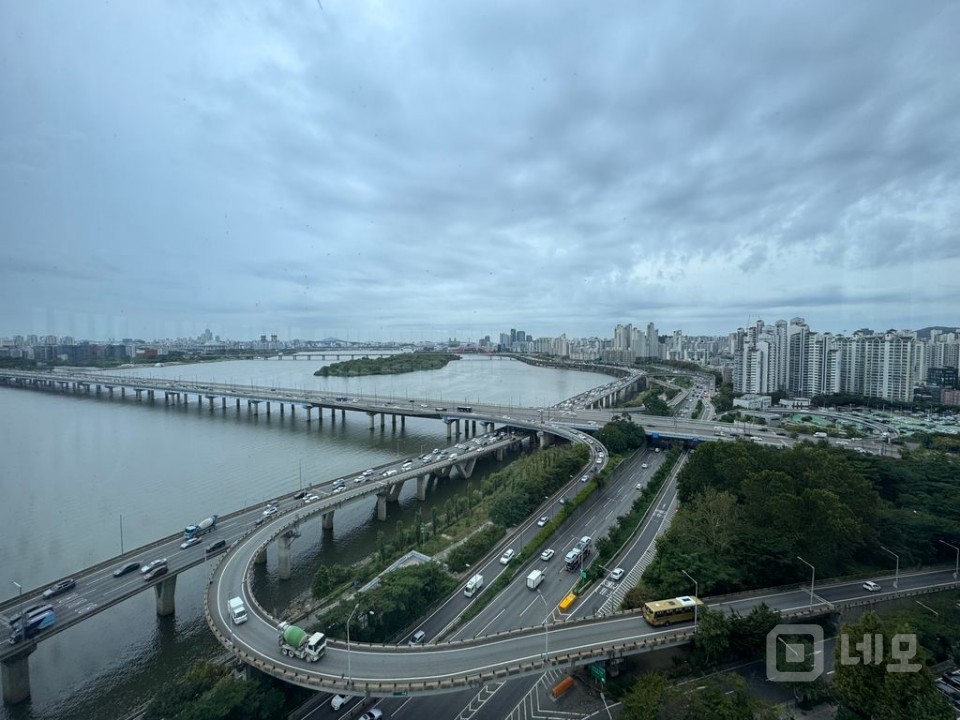 한강뷰 가성비 최고의 사무실 최고층 주차편리 강변북로 앞 매물의 10번째 사진