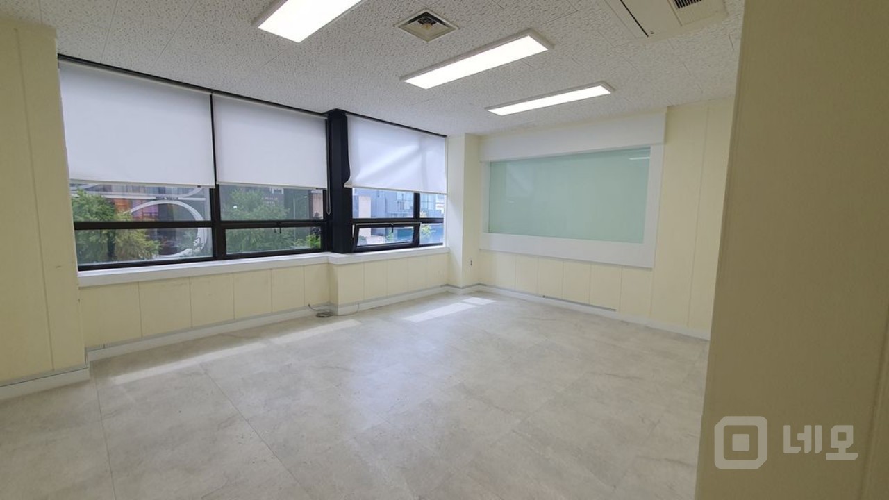 6 room 깨끗한 인테리어 갖춘 사무실 매물의 2번째 사진