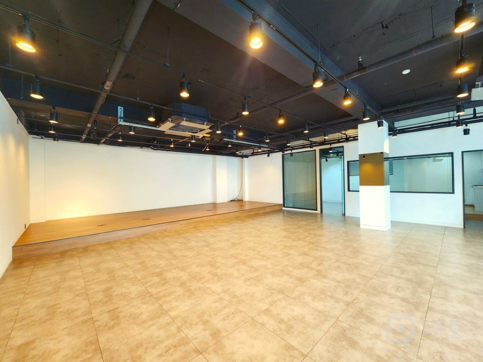 브랜드·스튜디오·교육시설 모두 어울리는 망원 핵심 입지 매물의 2번째 사진