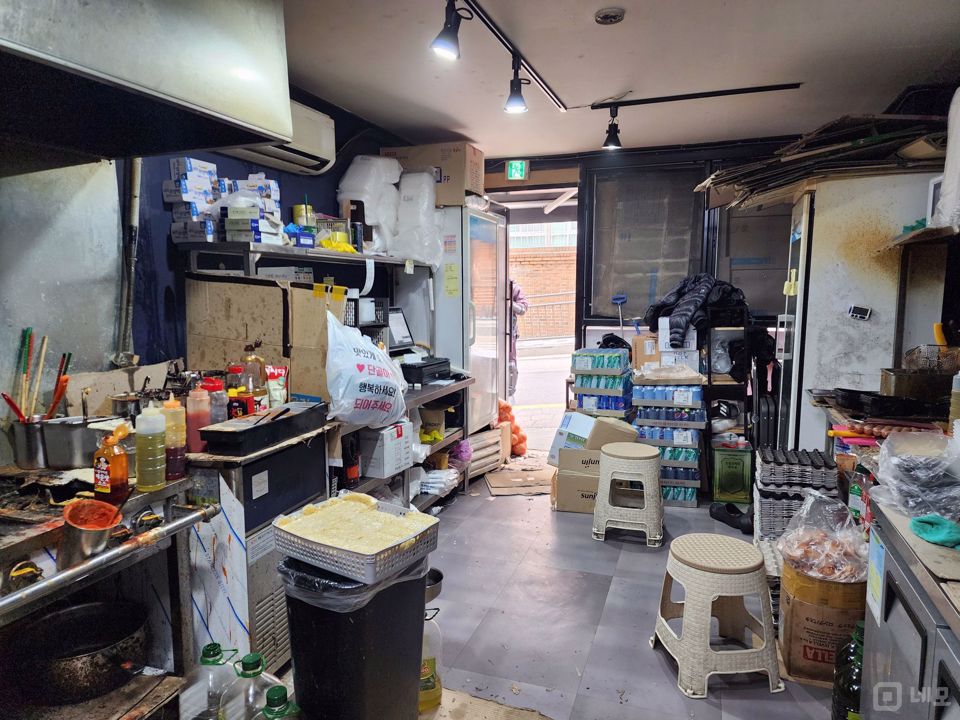 관리가 우수한 신축 건물, 창천동 점포 매물의 2번째 사진