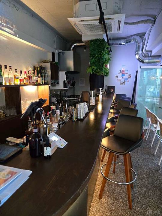 신사동 코너자리에 위치한 요리주점 매물의 2번째 사진