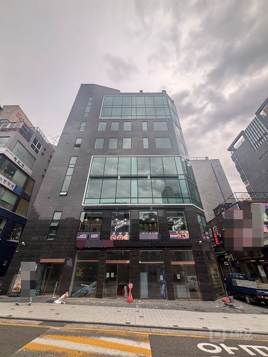 무권리 이대앞 신축 첫입주 이면 통창 개방감 좋은 상가 사무실 매물의 1번째 사진