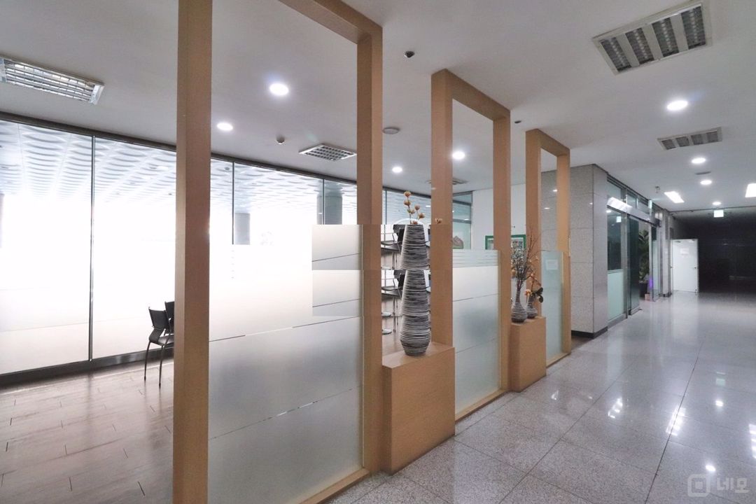 월세 저렴 / 실 83평 / 유리룸 3칸 / 천장형냉난방기 / 물류편리 매물의 8번째 사진